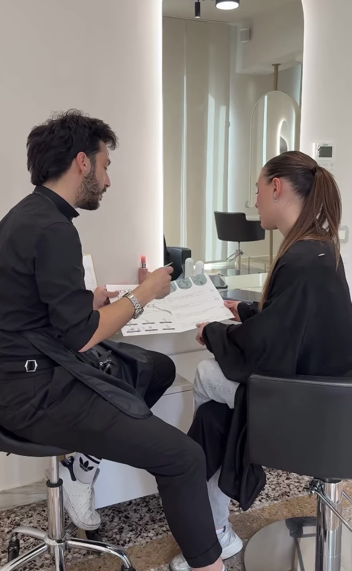 Consulenza personalizzata in salone: ascolto e cura prima del taglio
