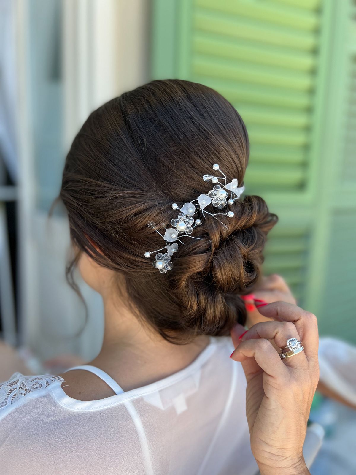 Chignon scuro rifinito con pettinino di perle e cristalli
