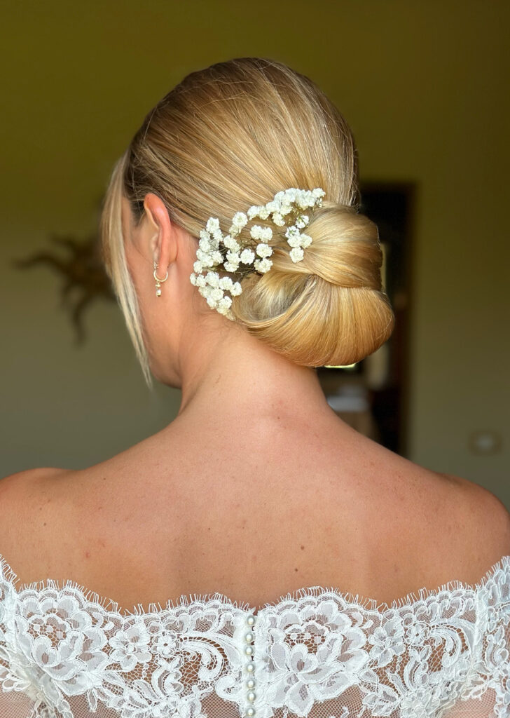 Dettaglio di texture e volumi in un'acconciatura sposa raffinata