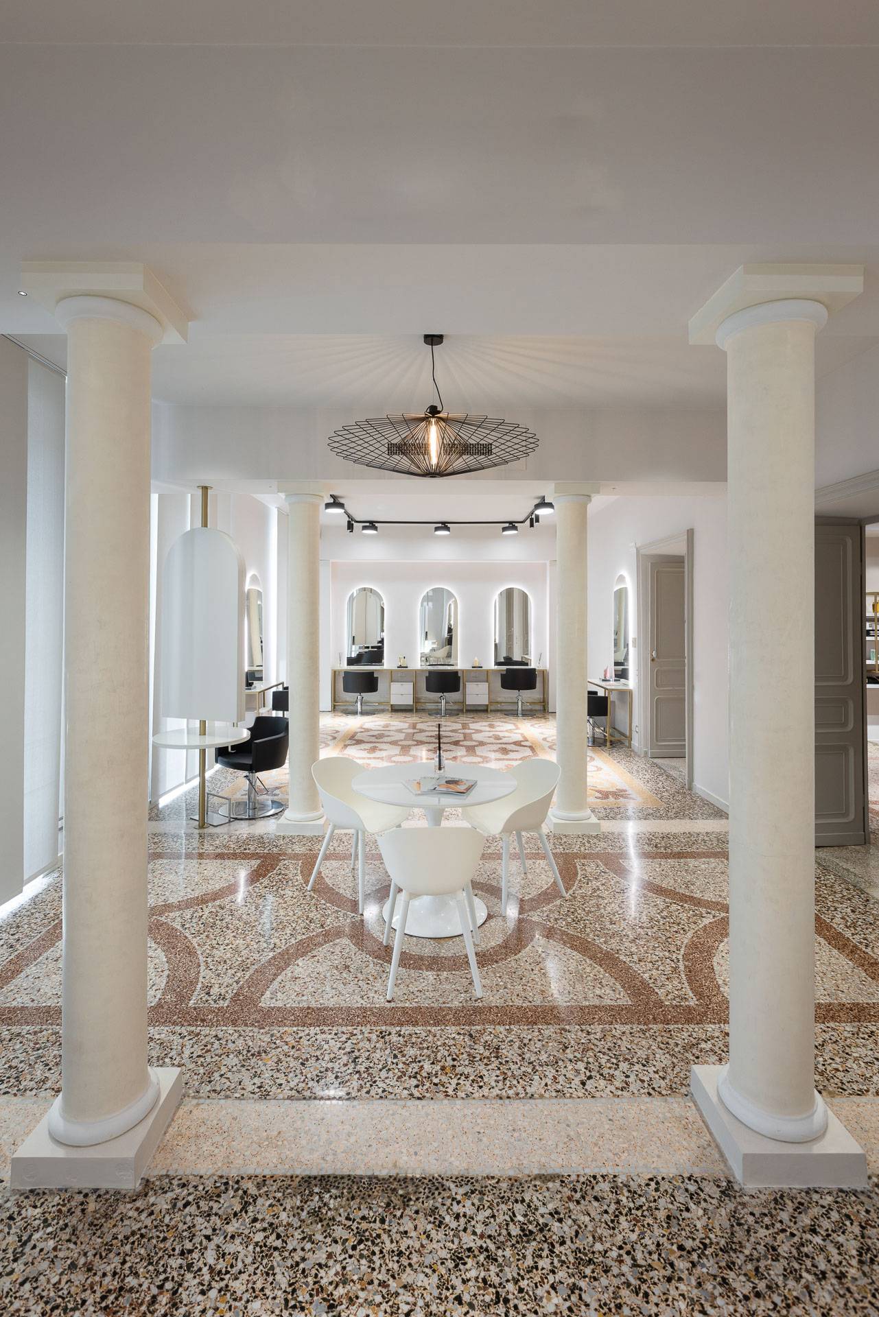 Salotto di attesa dell'atelier con colonne e luce naturale