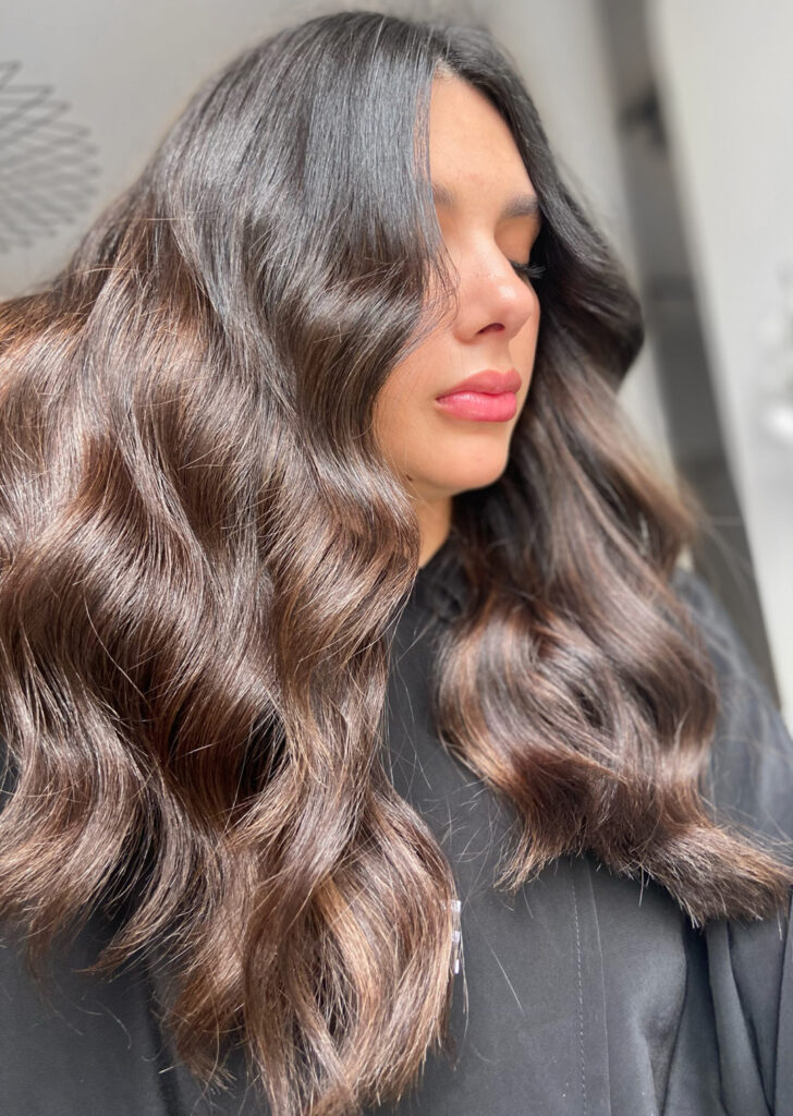 Taglio verticale Conseil su capelli castani mossi realizzato ad Atelier CDC Genova