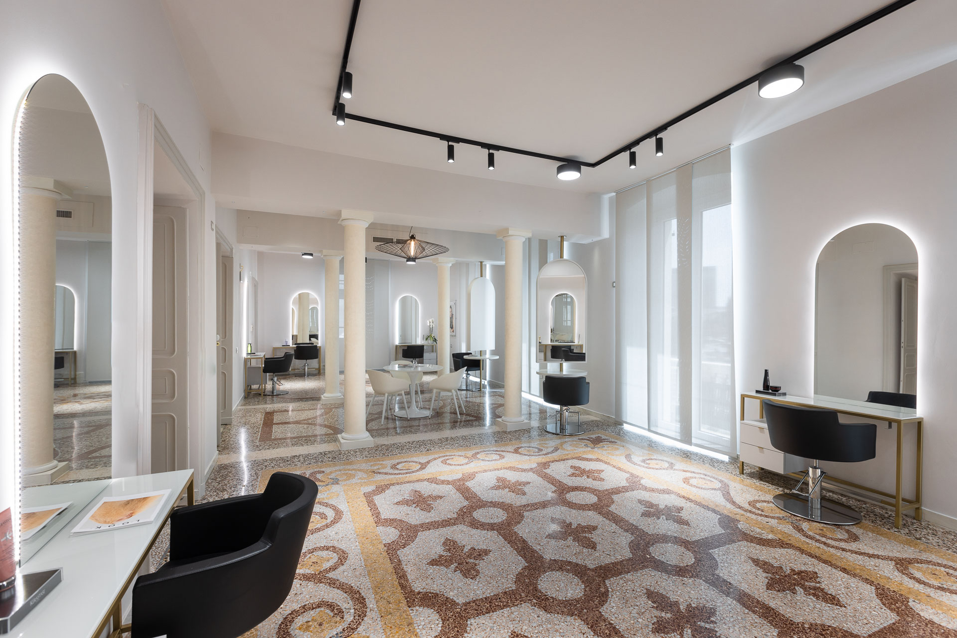 Sala interna del salone Atelier CDC Genova con colonne e terrazzo veneziano restaurato