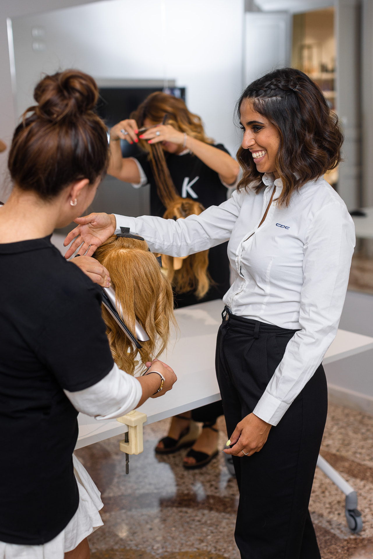 Esercitazione pratica del corso di acconciatura sposa con onde e texture su testa di prova